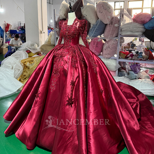 Vestido de Quinceañera Mc072 Majestic con Cuello Barco, Manga Corta, Bordado Dorado, Cristales, Organza, Estilo Vintage con Cola de Capilla para Fiesta - Product Image 4