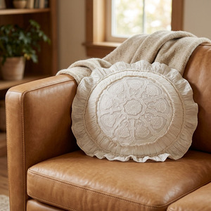 Housse de coussin ronde en lin blanc avec motif floral brodé du Vietnam, bordure à volants, amovible et lavable, vente en gros - Product Image 1