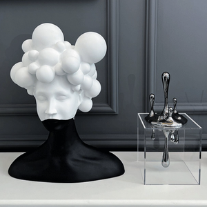 Scultura d'Arte Contemporanea Personalizzata di Alta Qualità, Statua di Donna Misteriosa in Fibra di Vetro e Resina, Ornamento in Vendita - Product Image 4