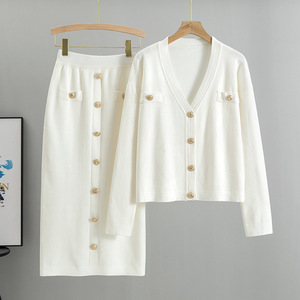 Ensemble pull tricoté pour femme avec détails boutonnés, cardigan col V et jupe crayon, tenue printemps automne - Product Image 4