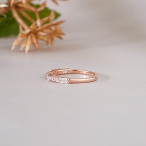 Bague élégante en or rose avec diamants baguette et ronds pour femme, alliance fine, bijou de mariage minimaliste empilable - Product Image 5