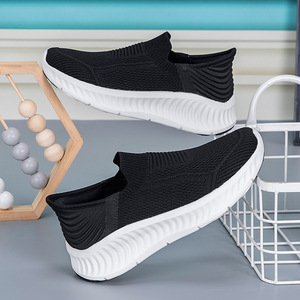 Zapatillas Deportivas Unisex Transpirables de Primavera con Malla Sólida Negras de Suela Blanda Ligeras Sin Cordones Casuales para Caminar de Pareja - Product Image 3