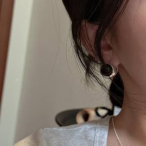 ต่างหูชุบเงินสเตอร์ลิงสำหรับผู้หญิงแบบย้อนยุคสไตล์เกาหลีดีไซน์เฉพาะกลุ่มสีดำ S925ทันสมัยเรียบง่าย - Product Image 1