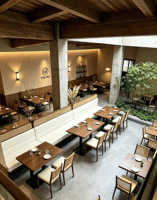 Ensemble de salle à manger inspiré de la nature, style rétraite en montagne, combinaison de banquettes et de tables de café commerciales