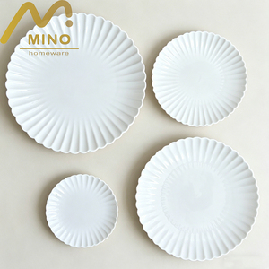 Ensemble d'assiettes en céramique blanches élégantes à bords festonnés pour la décoration <span class=keywords><strong>de</strong></span> <span class=keywords><strong>table</strong></span> <span class=keywords><strong>de</strong></span> mariage, <span class=keywords><strong>de</strong></span> fête, <span class=keywords><strong>de</strong></span> dessert et <span class=keywords><strong>de</strong></span> dîner, vente en gros - Product Image 2