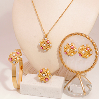 Ensemble de bijoux en acier inoxydable plaqué or, personnalisé, classique, avec strass, pour femmes, idéal pour les cadeaux de vacances, vente en gros à Guangzhou