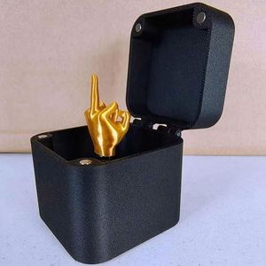 Boîte cadeau surprise avec doigt d'honneur - Cadeau amusant pour adultes, idéal pour les farces personnalisées pour toutes les occasions, en plastique avec impression sérigraphiée - Product Image 3