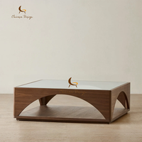 Table basse Wabi Sabi de luxe avec plateau en verre et structure en noyer massif, design minimaliste ajouré, table basse pour hall d'hôtel