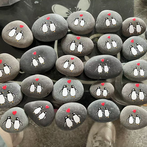 Piedras Grises Personalizadas de 3-5 cm, Ovaladas, de Piedra Natural con Diseño de Pingüino para Uso Decorativo - Product Image 1