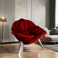 Fauteuil d'appoint en velours à pétales de rose, fauteuil sculptural rouge cramoisi avec pieds métalliques coniques, chaises d'appartement pour salon