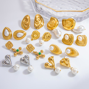 Pendientes de Perlas con Colgante en Forma de Corazón Geométrico, Chapados en Oro de 18K, Acero Inoxidable, Perlas de Grado AA, para Uso Diario - Product Image 1