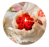 Bougies romantiques uniques, modernes et faites à la main, enveloppées de papier floral pastel, dans une boîte cadeau, pour un style de bureau esthétique