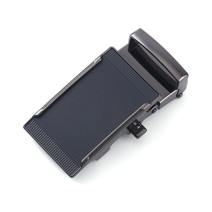 Ceinture en métal pour femme, fabriquée par le fabricant, avec boucle à design ajouré, lettres, sangles rondes et logo personnalisé. - Product Image 2