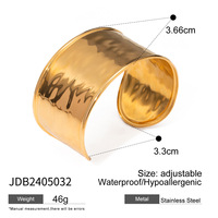 Pulsera avanzada de acero inoxidable de oro de 18 quilates Brazalete de patrón de martillo irregular de moda transfronterizo europeo americano