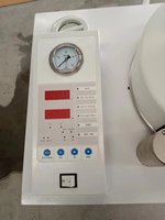 Machine à vapeur verticale VS-80C avec écrans LED et réservoir d'eau, utilisée en laboratoire