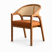 Fauteuil en bois avec dossier en rotin, hauteur totale 82 cm et hauteur d'assise 45 cm, assise rembourrée en mousse haute densité, pieds effilés