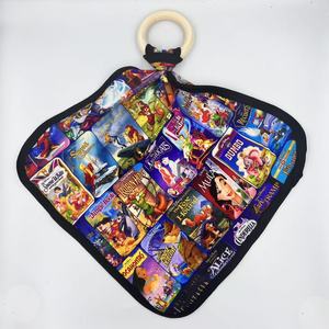 Khăn tắm mềm mại bằng tre in hình hoạt hình, chất liệu vải tre, hộp quà bí ẩn dễ thương kèm móc treo gỗ - Product Image 4