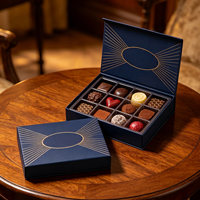 Boîte cadeau en papier rigide de luxe haut de gamme personnalisée pour bonbons et chocolats, matériaux recyclés, fenêtre en PVC, fermeture magnétique, gaufrage mat