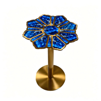 Table d'appoint de luxe en résine époxy bleue en forme de flocon de neige, avec cadre en acier inoxydable brossé doré, pour la décoration de hôtels, villas et salons.