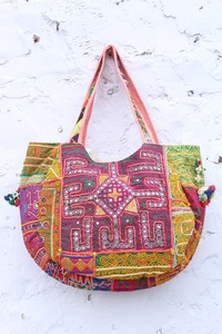 Bolsos Banjara Artesanales Indios de Patchwork Estilo Mediados de Siglo, Étnicos, Bordados a Mano, con Dos Correas, a un Precio Increíble - Product Image 3