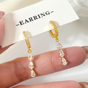 Pendientes de Aro con Circonita Cúbica Brillante, Chapados en Oro de 18K, con Triple CZ Colgante, para Mujer - Product Image 3