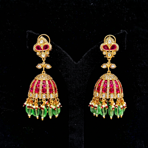 Boucles d'oreilles ethniques plaquées or Kundan Jhumki avec zirconiums cubiques et perles imitation perle pour femmes, bijoux pour mariage et fêtes. - Product Image 1