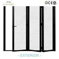 Villa moderne, hôtel en bord de mer, balcon extérieur en aluminium résistant aux ouragans, patio, portes pliantes en verre insonorisées pour jardin