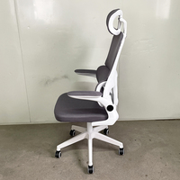 Chaise de bureau ergonomique moderne en maille noire avec accoudoirs réglables et base chromée robuste pour poste de travail professionnel et confort optimal