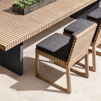 Ensemble de table à manger d'extérieur contemporain avec chaises de patio en teck, mobilier moderne pour villas et hôtels, idéal pour les cours et les jardins