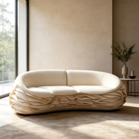 Canapé Sculptural Ondulé Empilé avec Cadre en Fibre de Verre, Forme Courbe Irrégulière, en Flanelle Crème – Mobilier de Designer pour Salon de Villa