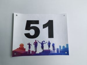 หมายเลขเสื้อแข่งเด็กกันน้ำพิมพ์โลโก้ตามสั่ง พร้อมพิมพ์ดิจิทัลบนกระดาษไทเวค สำหรับการแข่งขันวิ่งมาราธอน - Product Image 6