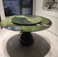 Table à manger en marbre vert avocat avec plateau tournant, dessus en pierre vert foncé, base en forme de larme, moderne, écologique, pour villa de luxe