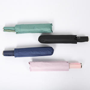 Paraguas de vinilo con protección UV de tres pliegues automático de doble propósito de diseño de moda personalizado para hombres y mujeres de esquina redonda para viajes - Product Image 2