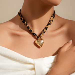 Nuova Collana alla Moda con Ciondolo a Forma di Cuore e Fiore con Stampa Leopardata per Donne, Placcata in Oro, Gioielli in Lega - Product Image 1