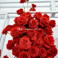 Hot Sale Künstliche Blumen dekoration Niedriger Preis Red Rose Flower Stage Hintergrund für Hochzeits dekoration