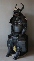 Armures de samouraï japonaises traditionnelles synthétiques de haute qualité Tosei-gusoku avec cornes de taureau Kabuto Série TV
