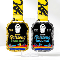 Médaille de course en zinc moulé sous pression avec cadre dentelé, émail souple intégral, motif paysager et ruban imprimé camouflage pour événements de trail.