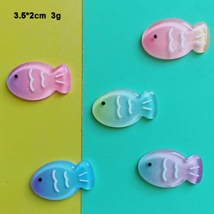 Accessoires de bijoux DIY : Breloques miniatures en résine colorées en forme de poisson pour la création de broches, de coques de téléphone faites à la main et d'aimants de réfrigérateur - Product Image 2