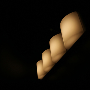 Un design simple et élégant, avec une finition nickel brossé et un luminaire de vanité en verre. - Product Image 5