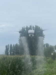 Drone agricole pour l'épandage de granulés avec caméra, système de pulvérisation double atomisée, capacité de charge utile - Product Image 3