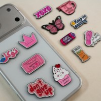 Individuelle Metall-Emaille Geprägte Handyaufkleber Selbstklebend Rosa Thema Arabischer Slogan Schmetterling Königin Krone Kuchen Kaffeetasse DIY