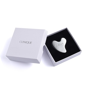 Gua Sha de Metal con Logotipo Grabado en Forma de Corazón, Masajeador Facial - Product Image 6