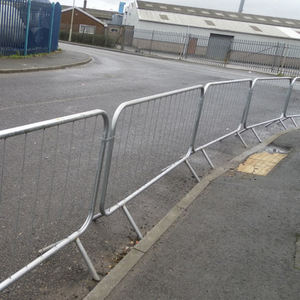 휴대용 강철 임시 군중 통제 보행자 방벽 도로 교통 펜싱 아연 도금 PVC 코팅 4 피트 야외용 높이 - Product Image 4