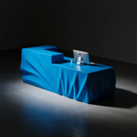 Comptoir de réception moderne et créatif en PETG bleu extensible, de forme irrégulière, artistique, pour hôtel, bureau, centre commercial