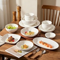 Ensemble de vaisselle élégant en porcelaine blanche, assiettes rondes, bols, bord festonné en relief, étanche, passe au lave-vaisselle