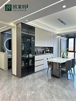 Buffet de maison moderne ARET avec vitrine en verre, éclairage LED et tiroirs de rangement