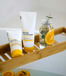 ครีมอาบน้ำปรับสีผิวกระจ่างใส ไวท์เทนนิ่ง อินสแตนท์ โกลว์ บอดี้ ครีม โทนอัพ เรเดียนซ์ ผิวเรียบเนียน ชุ่มชื้น - Product Image 2