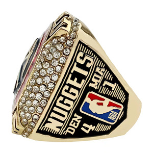 Les Denver Nuggets, <span class=keywords><strong>champions</strong></span> de la Conférence occidentale de la <span class=keywords><strong>NBA</strong></span> pour la saison 2022-2023, ont remporté leur première trophée de championnat de la <span class=keywords><strong>NBA</strong></span> de tous les temps. - Product Image 3