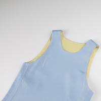 Robe sans manches pour femme, col rond minimaliste, style polyvalent, longueur genou, avec appliqué brodé contrastant, 100% polyester