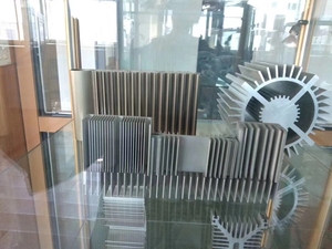 120mm <span class=keywords><strong>Diamètre</strong></span> 70mm Hauteur 40W Personnalisé Robuste Prépercé Cylindrique En <span class=keywords><strong>Aluminium</strong></span> Led De Refroidissement Pin Fin Dissipateur De Chaleur - Product Image 3